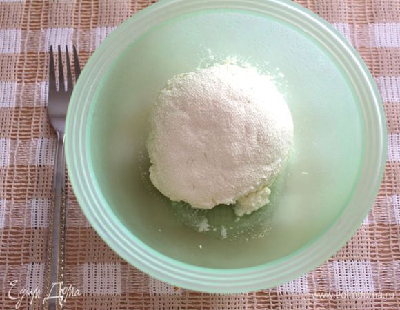 В тот же день сделать крем сыр. Молоко перелить в кастрюлю с толстым дном, добавить сметану, сливки, соль и поставить на средний огонь. Как только появятся первые пузырьки, но не доводя до кипения, добавить сок лимона и держать на огне 3-5 минут. Молоко должно свернуться. После снять с огня, закрыть крышкой и оставить до полного остывания. Как остынет, сложить в несколько слоев марлю, выложить в дуршлаг и слить молоко. В марле останется наш сыр, подвесить его и дать стечь минут 15-20. Сыр убрать в холод.​​​​​​