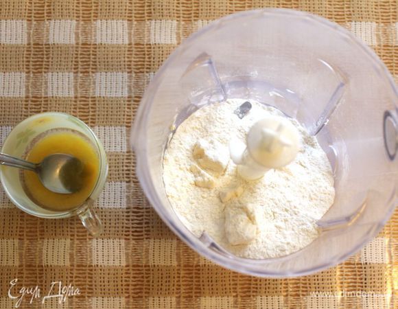 На следующий день приготовить печенье для канапе. Холодное масло порубить с мукой в блендере. Сделать болтушку из яиц, воды, уксуса и соли. Влить в крошку и замесить тесто. сформировать шар, убрать в холодильник на час. 