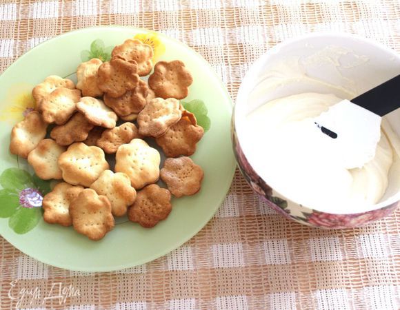 Сыр измельчить в блендере до состояния крема. Разделить на 2 части. 