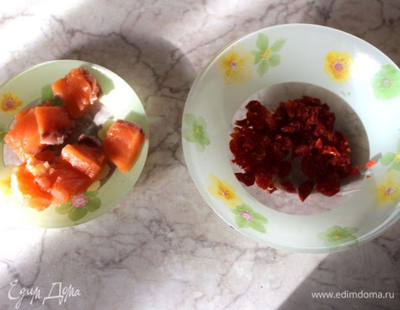 Рыбку порезать на небольшие кусочки. Помидорки обдать кипятком, промыть и просушить.