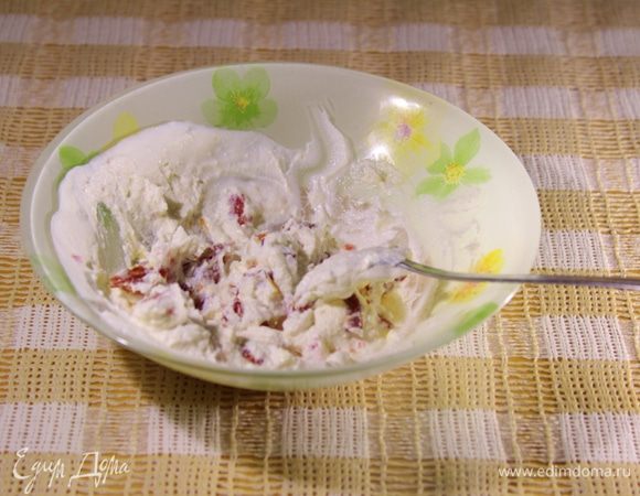 В одну часть добавить порезанные помидоры и перемешать.​ Смесь аккуратно выложить на печенья.