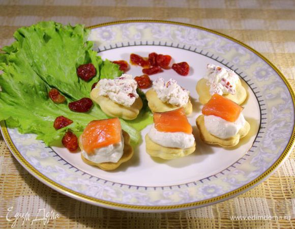 Вторую половину сыра выложить на печенья и сверху положить кусочек семги. Канапе готовы! Приятного аппетита!:)))