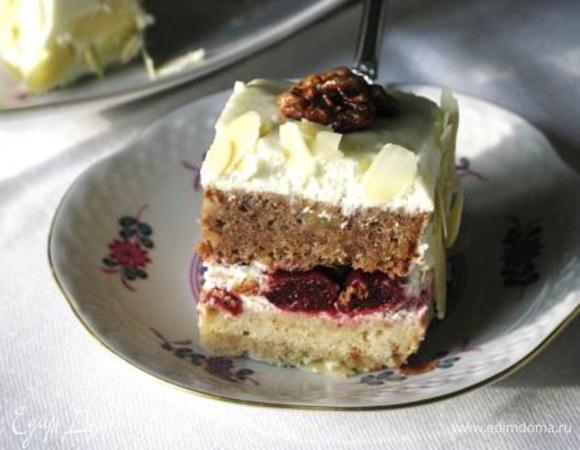 Для крема взбить сливки с сахарной пудрой до пиков. Выкладываем на корж вишню, обильно покрываем кремом. Второй корж - крем. У меня была маленькая форма 20*10 см - вышло два тортика. 
Для украшения на сковороду насыпаем 2 ст.л. сахара, смачиваем водой, топим в карамель. Добавляем орехи, перемешиваем. Оставляем на тонком противне (у меня дно разъемной формы) до остывания. Затем даже если они прилипнут, стоит чуть согнуть форму и орешки сами "отпрыгнут". Бока покрываем миндальными лепестками. 
Приятного аппетита!