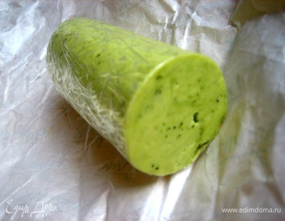 Ради пробы купила кусочек пикантного зелёного масла и осталась довольна его деликатным вкусом! Всё в меру...острота, аромат чеснока,цвет от добавок из зелени и видны даже небольшие вкрапления от перца чили...,совсем чуть-чуть)))