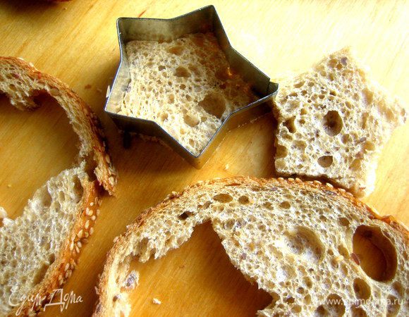 С помощью формочки для теста вырежем вот такие звёздочки!