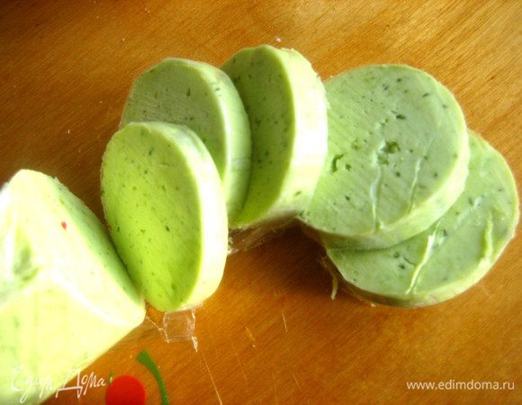 Зелёным маслом можно просто намазать хлеб...,но если хотите как у меня башенки,то важно достать его из холодильника прямо перед нарезкой (я бросила на минуту в морозилку!).