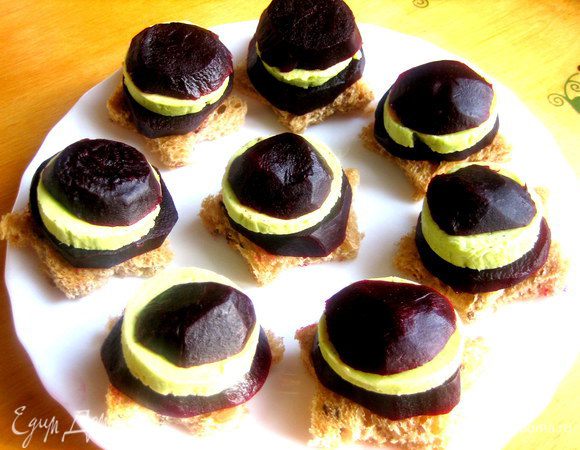 Затем свекольные кружки поменьше (можно попки!)...