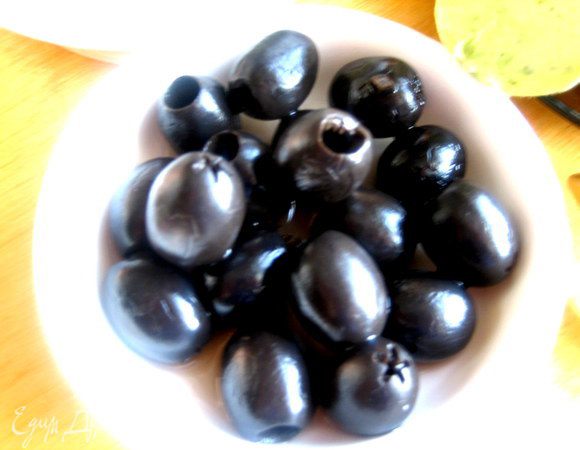 Оливки нужны обязательно без косточек!