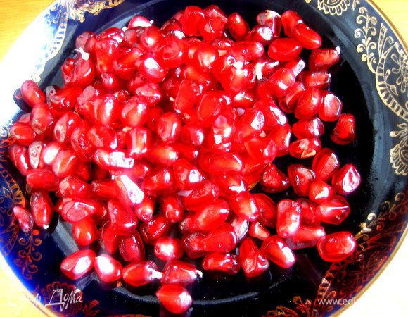 Гранат заранее очищаем (очень удобно его потом у компьютера поклевать!).