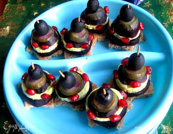 А можно приклеить зёрна к маслу (в таком виде я упаковала канапе!).