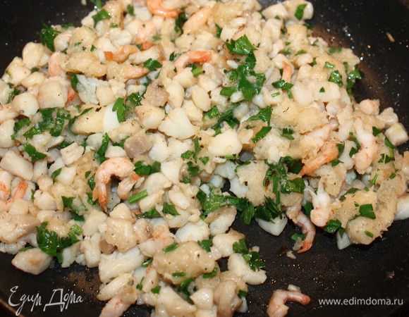 Пусть вас не пугает жидкое состояние нашей начинки. Мы добавляем петрушку и белый хлеб, который полностью впитывает в себя шампанское и начинка получается достаточно густой. Результат хорошо виден на фото.