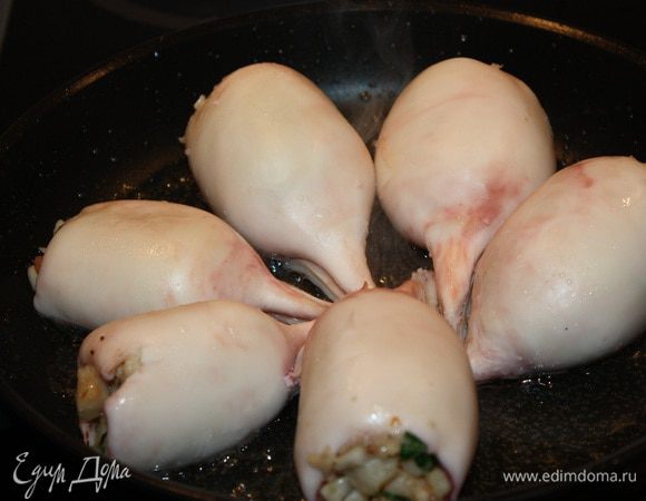 Фаршируем кальмары.