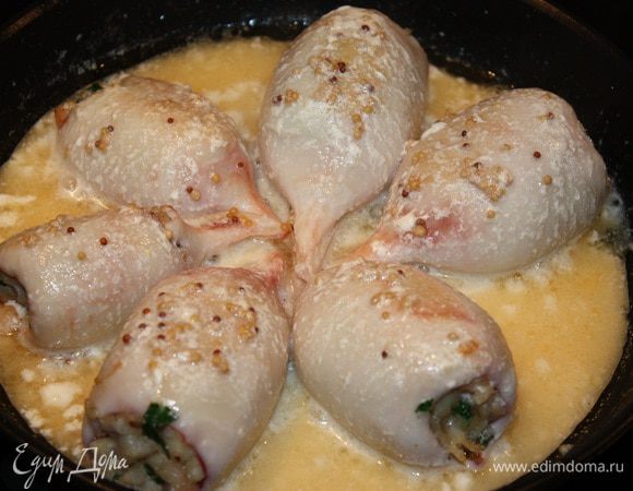  Обжариваем на оливковом масле с двух сторон. Добавляем 100 мл шампанского, горчицу и сливки. Тушим кальмары до легкого загустения соуса.