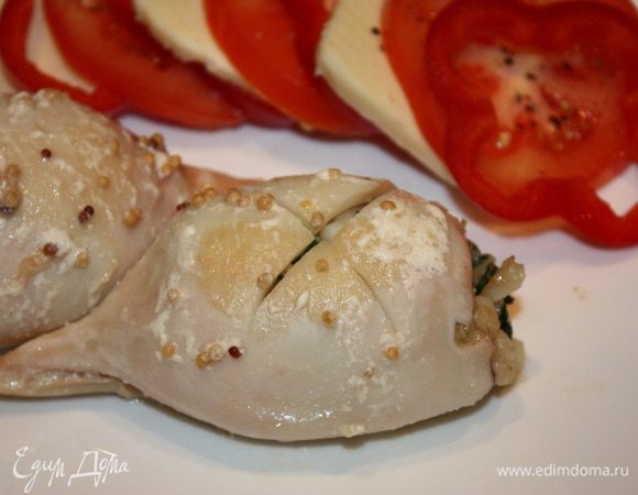 Выкладываем на блюдо и делаем крестообразные разрезы на кальмарах.