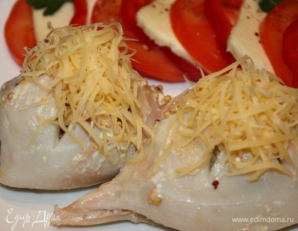 Раскрываем разрез и кладем натертый на мелкой терке сыр.