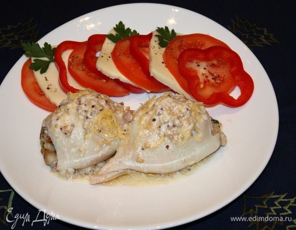 Поливаем горячим соусом.