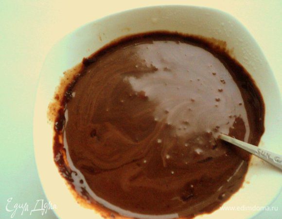 Шоколад поломать на кусочки, добавить сливки и растопить в микроволновке или на водяной бане.