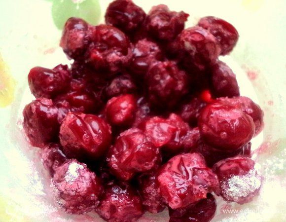 Вишню разморозить, удалить косточки, дать немного постоять и слить выделившийся сок. Добавить 2 ст.ложки сахара и крахмал, перемешать.