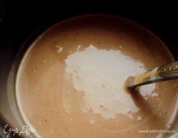 В кефир добавить яйца, 2 ст.ложки сахара, соль, соду и хорошо перемешать венчиком. Добавить муку, перемешать до однородной массы, затем растопленный шоколад и 70 мл растительного масла, перемешать.