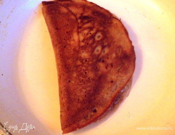 И накрыть вишню свободной стороной блина, слегка прижав лопаткой края, чтобы они склеились. Печь на небольшом огне под крышкой с двух сторон до румяной корочки. Готовые блинные пирожки выложить на тарелку.