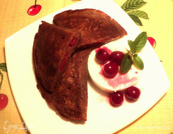 Подавать с шариком или диском мороженного, украсив вишней и мятой. Приятного аппетита!