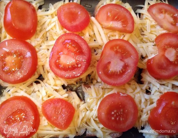 Затем помидоры, чуть присолить. И поставить обратно в духовку еще минут на 13-15 (до расплавливания сыра), они ни в коем случае не должны  сильно зажариться!