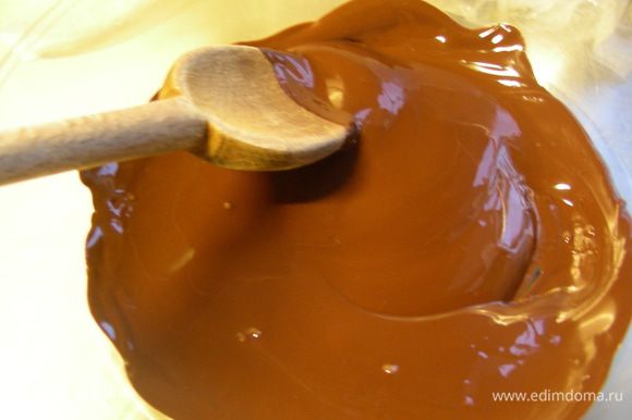 Шоколад разламываем на кусочки и растапливаем на водяной бане или в мирковолновке.