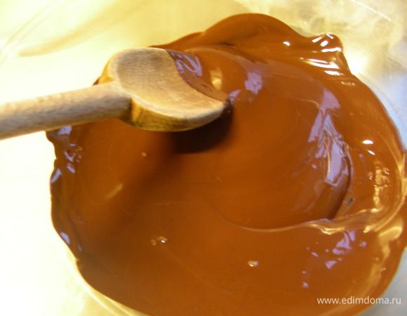 Шоколад разламываем на кусочки и растапливаем на водяной бане или в мирковолновке.

