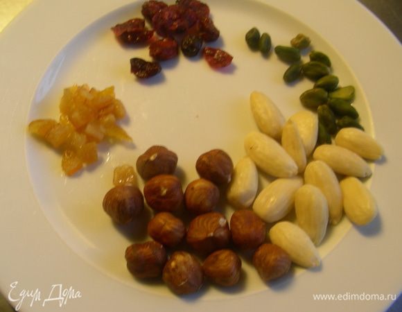 Готовим наши орехи и цукаты. Я использовала фундук пополам с вяленой клюквой.