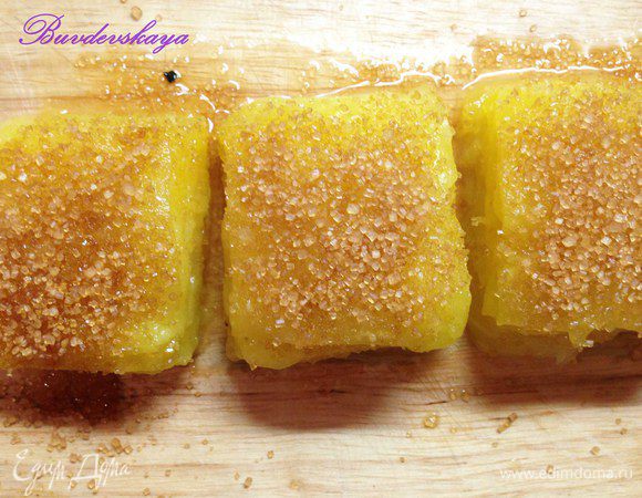 Поставить нашу лазанью в предварительно разогретую духовку до 130-150 градусов минут на 40. Вынуть лазанью из духовки, охладить, слить выделившийся сок (из него можно сварить соус для лазаньи или просто добавить в чай). Аккуратно нарезать на порции, присыпать коричневым сахаром и фламбировать с помощью пистолета. Если у вас нет пистолета для фламбирования, то перед тем как разрезать лазанью в форме – посыпьте ее сахаром и поставьте в духовку под разогретый гриль минут на 7-10 до  образования золотистой корочки ! Украсить каждый кусочек малинкой и листиком мяты! ENJOY!