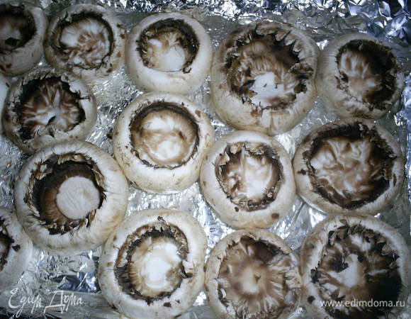 Подготовленные шляпки выкладываем в форму, в которой они будут запекаться.