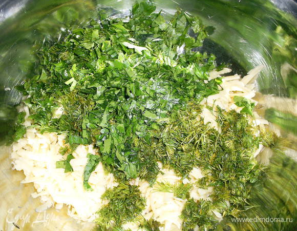 Для начинки нам понадобится любой твердый сыр и зелень петрушки и укропа. Мне нравится, когда петрушки больше. Сыр натираем на крупной терке. Добавляем мелко нарезанную зелень. Добавляем майонез и перемешиваем.