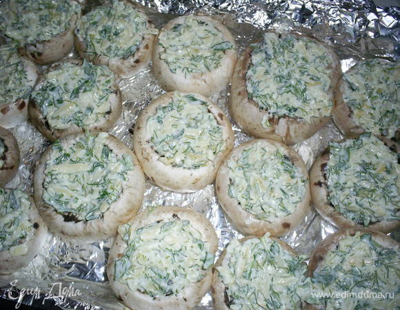 Полученной смесью начинить шампиньоны.