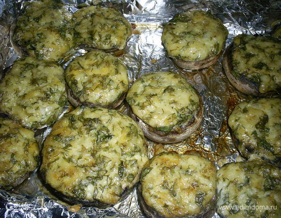 Запекать в разогретой до 180-190 градусов духовке примерно полчаса. Жидкость из противня должна выкипеть, а грибы зарумянится.