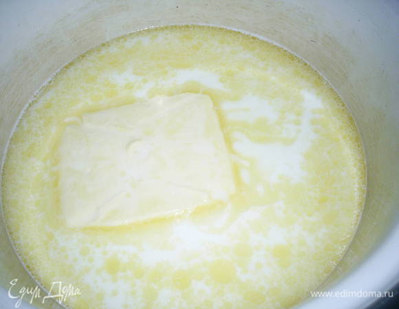 Воду вскипятить с маслом, молоком и солью.