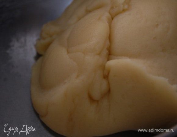 Вернуть сотейник на плиту (огонь минимальный)  и энергично вымешиваем  тесто до блестящей массы (тесто должно легко отходить от стенок) Снять с огня и остудить.
