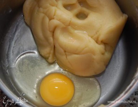 По одному ввести яйца, каждый раз тщательно размешивая. Тесто не должно быть жидким Готовлю заварные по этому рецепту уже много лет, и всегда было 4 яйца! А в этот раз впервые остановилась на трех яйцах. И попала в точку. Пироженки получились шикарные!     Выложить тесто в кондитерский мешок  с насадкой «звездочка» и отсадить на противень (застелить пекарской бумагой) небольшие пирожные. Выпекаем 15-20 минут при температуре 200С, за это время заварные должны увеличиться вдвое и подрумяниться, и еще 10-15 мин при температуре 150 С. После указанного времени открыть духовку настежь и дать пирожным отдохнуть еще несколько минут, после чего их можно доставать.
