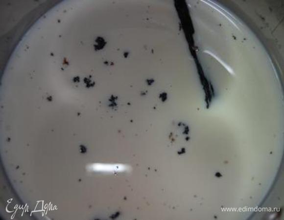 ДЛЯ ВАНИЛЬНОГО КРЕМА. Желатин залить водой и оставить для набухания. Половину ванильной палочки разрезать в продольном направлении, тупой стороной ножа вычистить семена. В сотейнике  соединить молоко, семена и саму ванильную палочку. На среднем огне довести до кипения. Остудить до 30 градусов, процедить.
