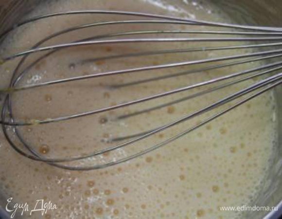 В  сотейнике соединить желтки и сахар. При постоянном помешивании венчиком тонкой струйкой влить молоко. Поставить на тихий огонь и варить 6-7 минут. Не дайте крему закипеть! Не забывайте постоянно помешивать крем, он должен загустеть. 
