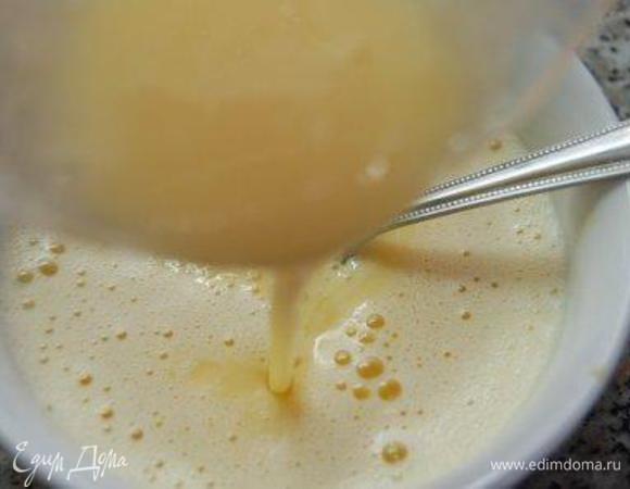 Немного остудить крем. Распустить желатин, подмешать в него 3 ст.л. крема, тщательно перемешать и соединить с оставшимся кремом. Еще раз тщательно размешать и остудить. Я вынесла на балкон, а потом перенесла в холодильник. Дайте крему немножко загустеть, но не слишком сильно!
