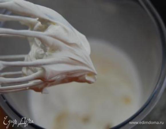 Сливки взбить в крепкую пену и аккуратно подмешать в крем (методом складывания). Крем еще раз поместить в холодильник.
