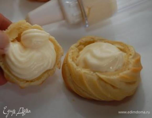 Заварные  разрезать пополам. Кондитерский шприц наполнить кремом и заполнить все половинки. Соединить попарно и в холодильник на несколько часов. Крем еще останется, он пригодится позже.
