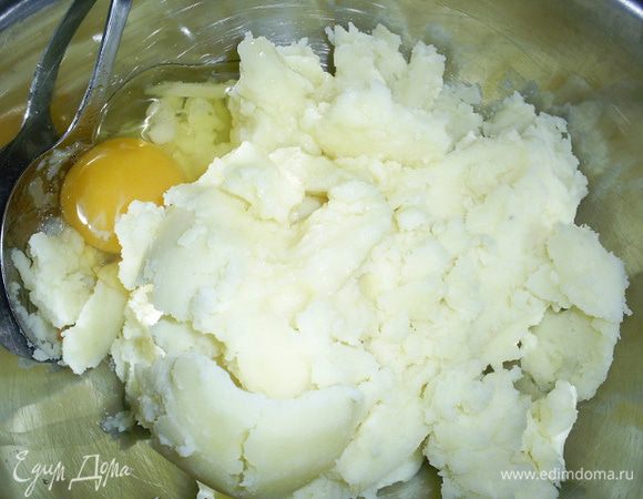 И зразы, и пирожки, и прочие блюда на основе картофельного пюре я предпочитаю готовить из остатков обеда))) Осталось немного картофельного пюре - выкинуть рука не поднимается и есть уже нечего или никто не хочет. Куда его? Правильно - на приготовление нового блюда))) Будем считать, что от последней трапезы у нас осталось замечательное пюре. Берем его, можно прямо из холодильника, и добавляем к нему 1 целое яйцо и один белок. Желток нам пригодится для смазывания готовых пирожков.