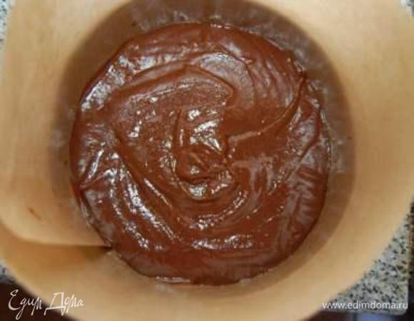 Форму для выпекания выстелить бумагой (и стенки тоже) и выпекать при температуре 180С до сухой зубочистки (у меня выпекался около 20 минут)
