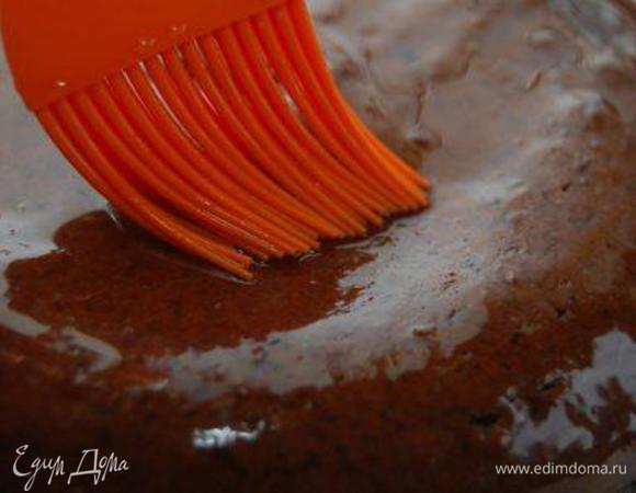 Бисквит извлечь. Тут же пропитать. Для этого следует соединить сахар и кипяток. Если сахар не растворится (а он, скорее всего, не растворится – поставьте посуду в микроволновку и немного прогрейте, это ускорит процесс). Остудите жидкость до комнатной температуры и ароматизируйте спиртным.  Бисквит можно наколоть зубочисткой перед тем, как пропитывать. 
