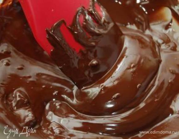 ДЛЯ ШОКОЛАДНОЙ МАССЫ:
Желатин залить водой и оставить для набухания. Шоколад порубить на маленькие кусочки, поместить в микроволновку  (режим разморозка) и периодически помешивая дождаться полного растворения шоколада.
