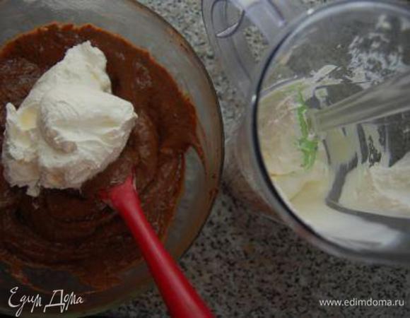 Отдельно взбиваем сливки и подмешиваем в основную массу.
