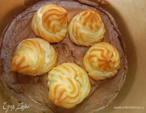 СБОРКА: Стенки формовочного кольца проложить либо пекарской бумагой, либо специальной кондитерской лентой. Устанавливаем бисквит, поверх немного шоколадной массы, в центре в виде небольшого круга устанавливаем заварные.
