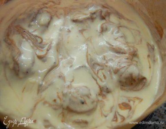 Поверх выкладываем оставшийся шоколадный крем + остаток  ванильного крема, легонько перемешайте верх торта, пусть крема смешаются. Уберите торт  в холодильник на ночь. Декорируйте по желанию и настроению.
