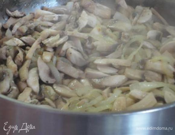 В сковороде разогреть 5 столовых ложек растительного масла и обжарить 1 луковицу до прозрачности, посолить, затем добавить грибы и жарить 5 минут, чтобы выпарилась лишняя жидкость. Поперчить. Выложить в отдельную посуду.